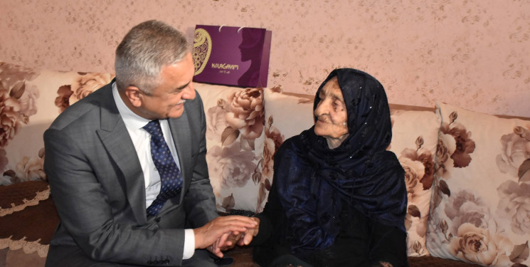 İcra başçısı 100 illik yubileyi münasibətilə İmişli rayonunun Qaralar kənd sakinini evində ziyarət edib